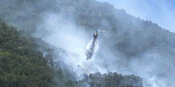 Υποχωρεί το μέτωπο της φωτιάς στο Δρέπανο – Περιορίστηκε από τις συνεχείς ρίψεις νερού του ελικοπτέρου (VIDEO)