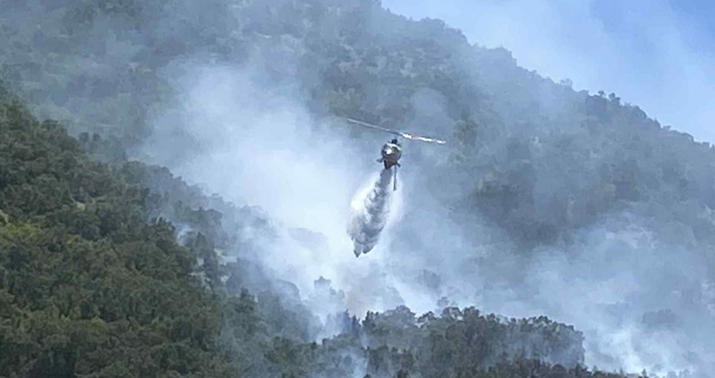 Υποχωρεί το μέτωπο της φωτιάς στο Δρέπανο – Περιορίστηκε από τις συνεχείς ρίψεις νερού του ελικοπτέρου (VIDEO)
