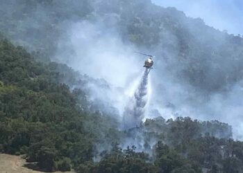 Ελικόπτερο κάνει ρίψεις από αέρος για να περιορίσει τη φωτιά στο μέτωπο του Δρεπάνου (VIDEO)