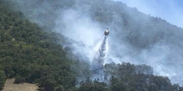 Ελικόπτερο κάνει ρίψεις από αέρος για να περιορίσει τη φωτιά στο μέτωπο του Δρεπάνου (VIDEO)