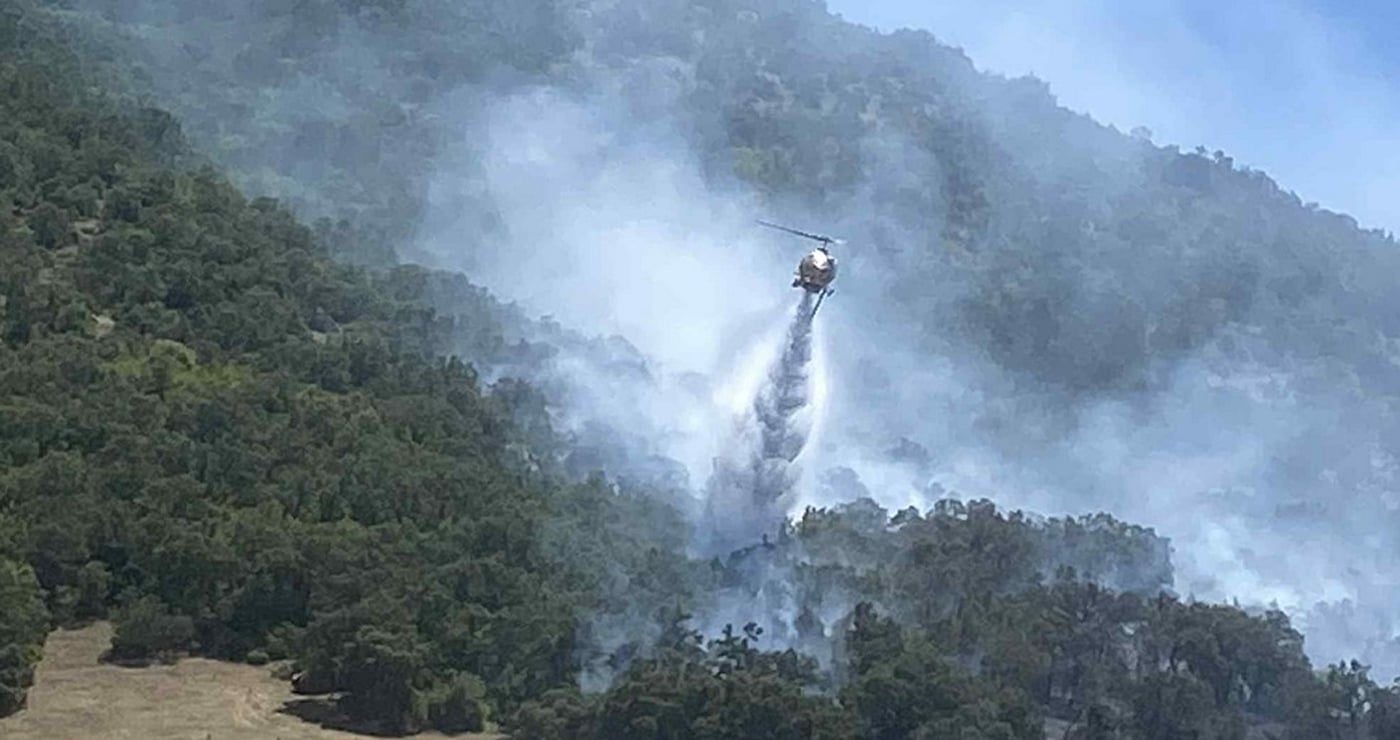 Ελικόπτερο κάνει ρίψεις από αέρος για να περιορίσει τη φωτιά στο μέτωπο του Δρεπάνου (VIDEO)