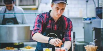 Ευέλικτο ωράριο: Πώς θα λειτουργήσει σε εστίαση και εμπόριο (παραδείγματα)