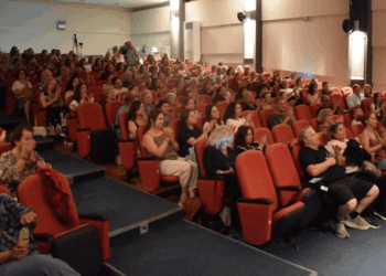 Αφιέρωμα στη ζωή και το έργο του Μάνου Χατζιδάκι η εκδήλωση του Δήμου Φλώρινας (Βίντεο + Φώτο)