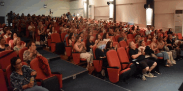 Αφιέρωμα στη ζωή και το έργο του Μάνου Χατζιδάκι η εκδήλωση του Δήμου Φλώρινας (Βίντεο + Φώτο)