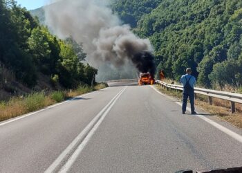 Στις φλόγες όχημα έξω από το Μεταξά Σερβίων- Καταστράφηκε ολοσχερώς