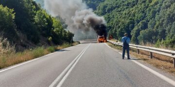 Στις φλόγες όχημα έξω από το Μεταξά Σερβίων- Καταστράφηκε ολοσχερώς