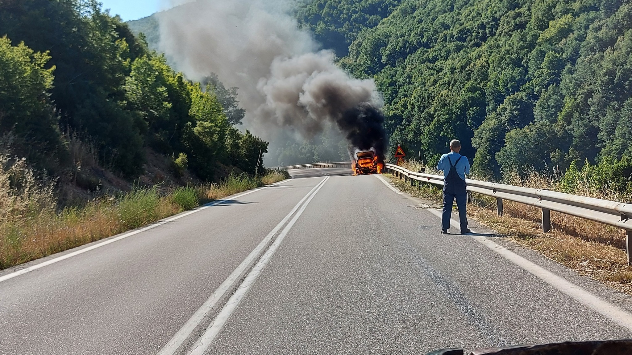 Στις φλόγες όχημα έξω από το Μεταξά Σερβίων- Καταστράφηκε ολοσχερώς