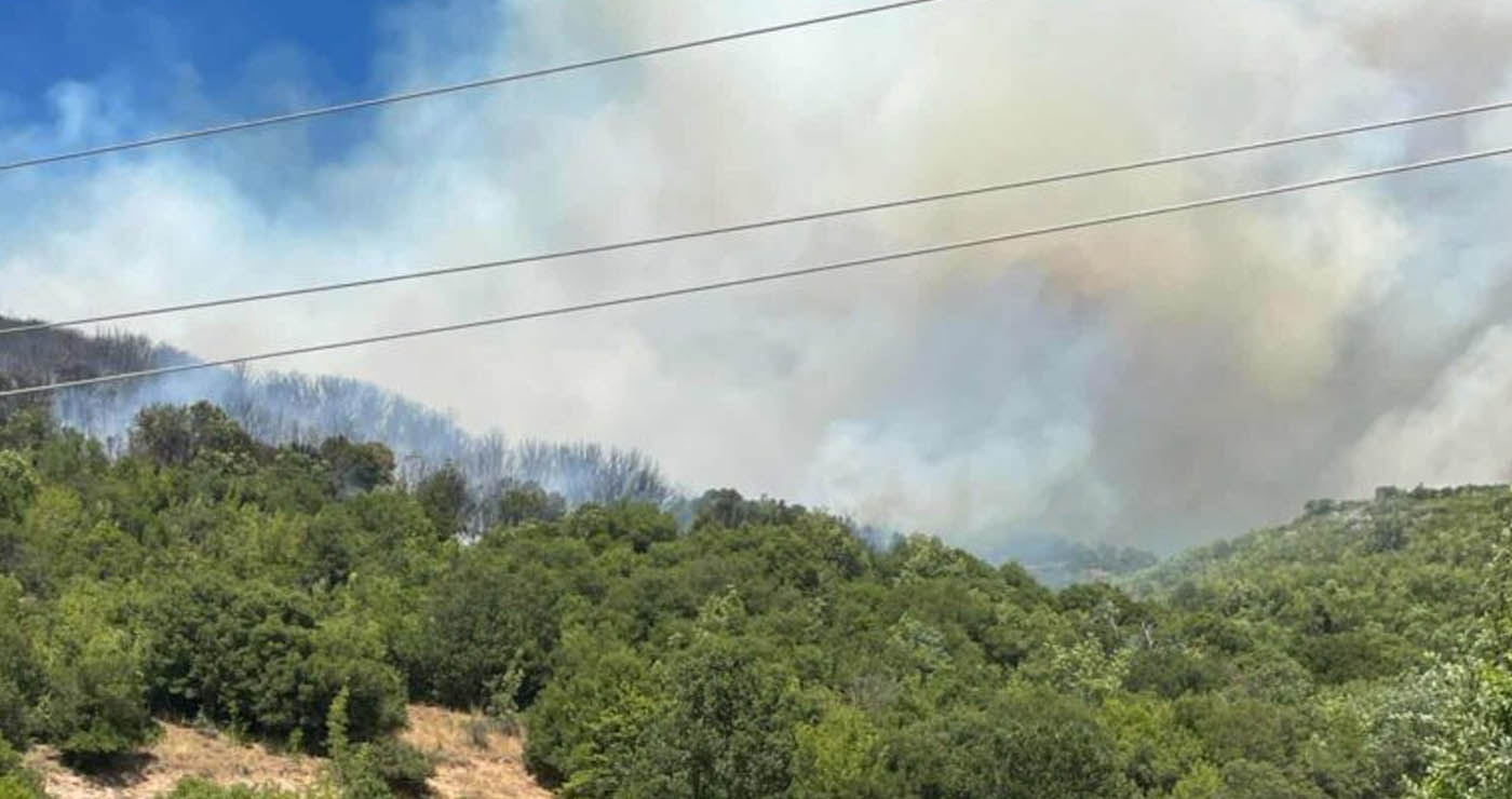 Φωτιά στη Δεσκάτη Γρεβενών: Εκκενώθηκε κατασκήνωση με 55 παιδιά, ενισχύθηκαν οι δυνάμεις