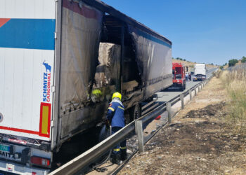 Γρεβενά: Φορτηγό άρπαξε φωτιά στην Εγνατία (φωτο)