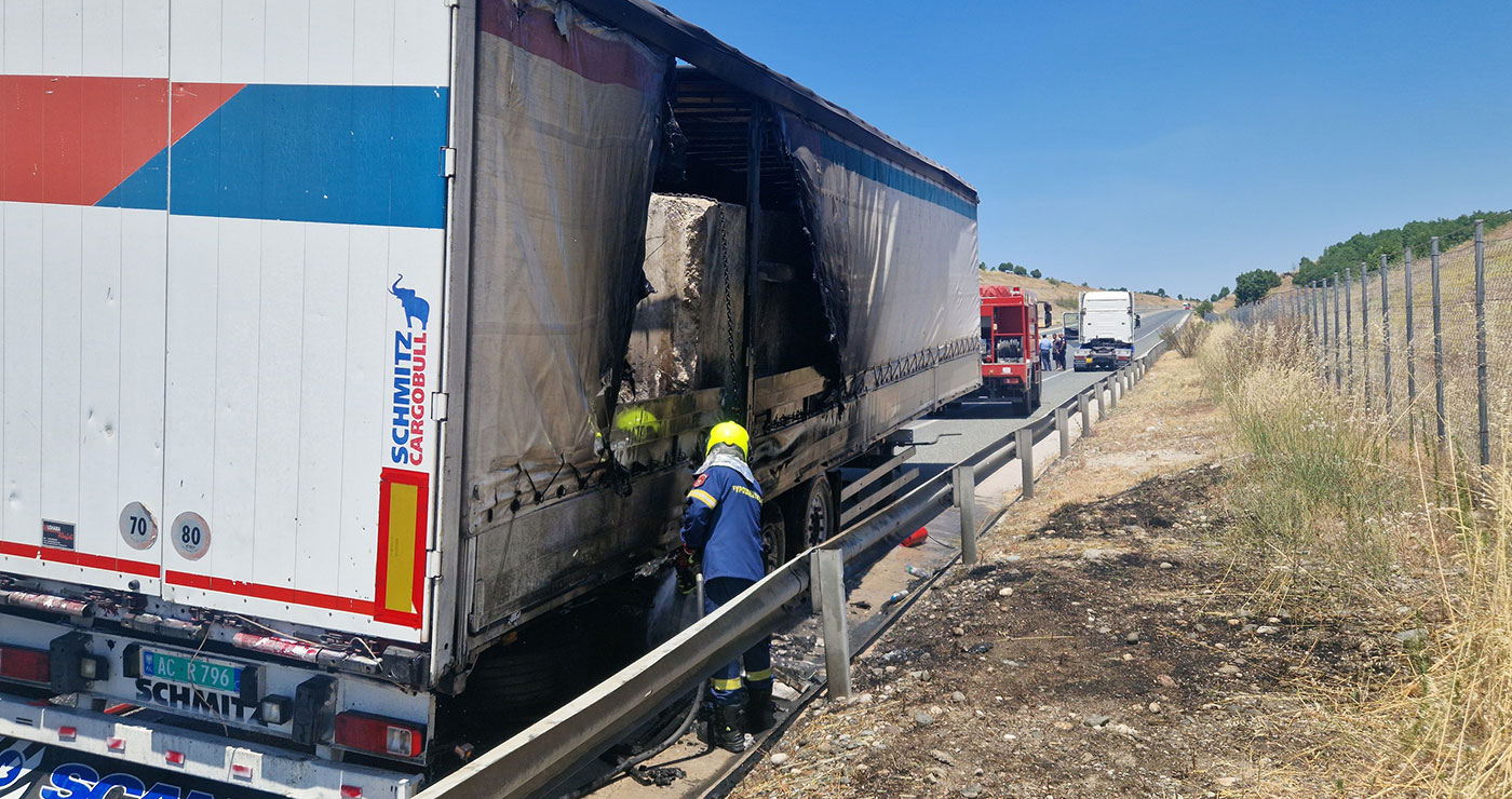 Γρεβενά: Φορτηγό άρπαξε φωτιά στην Εγνατία (φωτο)