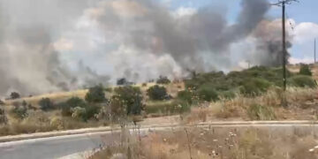 Φωτιά στη ΖΕΠ Κοζάνης(VIDEO): Στην κατεύθυνση του Αγίου Χαράλαμπου το μέτωπο – Εμφανίστηκαν εναέρια μέσα