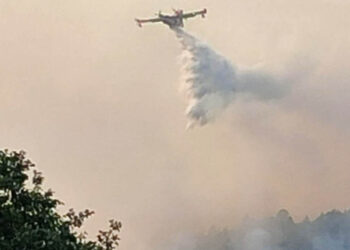 Εναέρια μάχη κατάσβεσης στην Καστοριά – Δείτε βίντεο