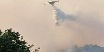 Εναέρια μάχη κατάσβεσης στην Καστοριά – Δείτε βίντεο