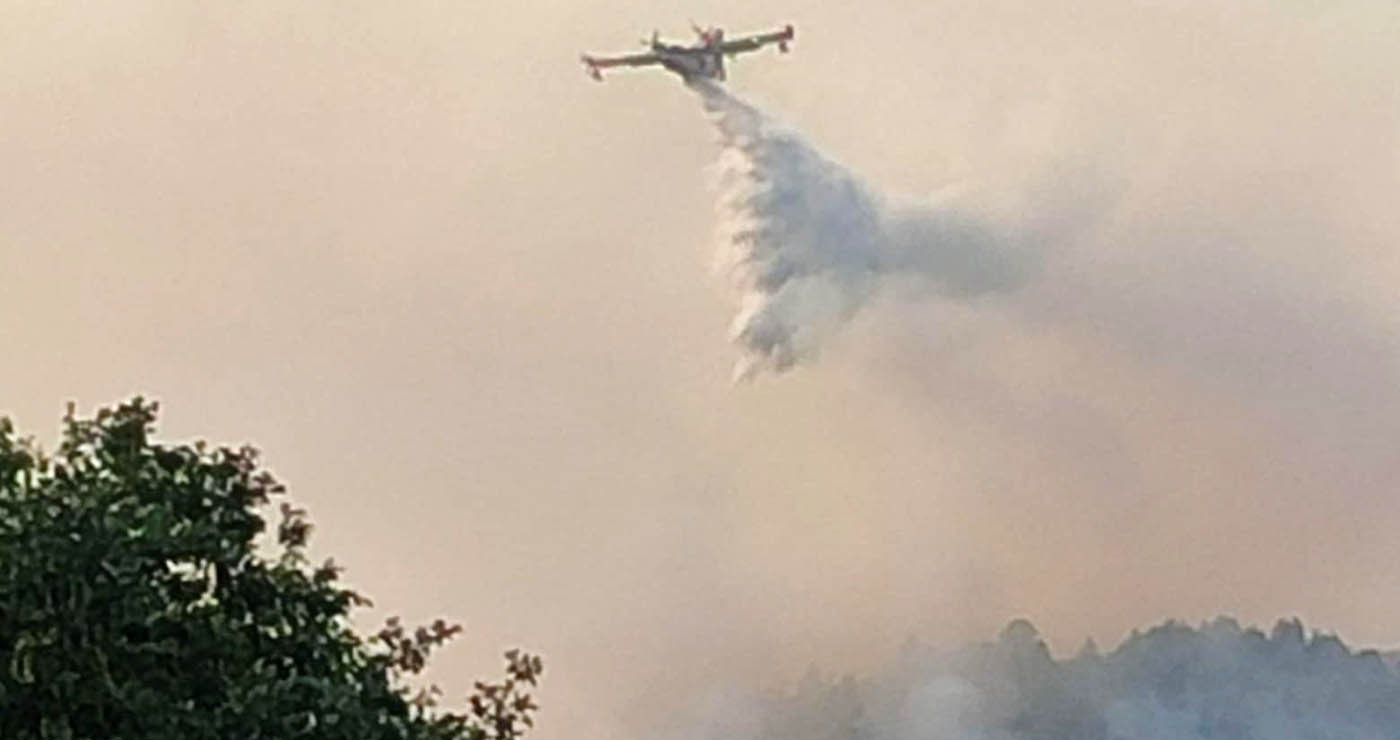 Εναέρια μάχη κατάσβεσης στην Καστοριά – Δείτε βίντεο