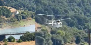 Φράγμα Περδίκκα: Η στιγμή που το ελικόπτερο της Πυροσβεστικής ανεφοδιάζεται με νερό για την κατάσβεση της πυρκαγιάς (video)