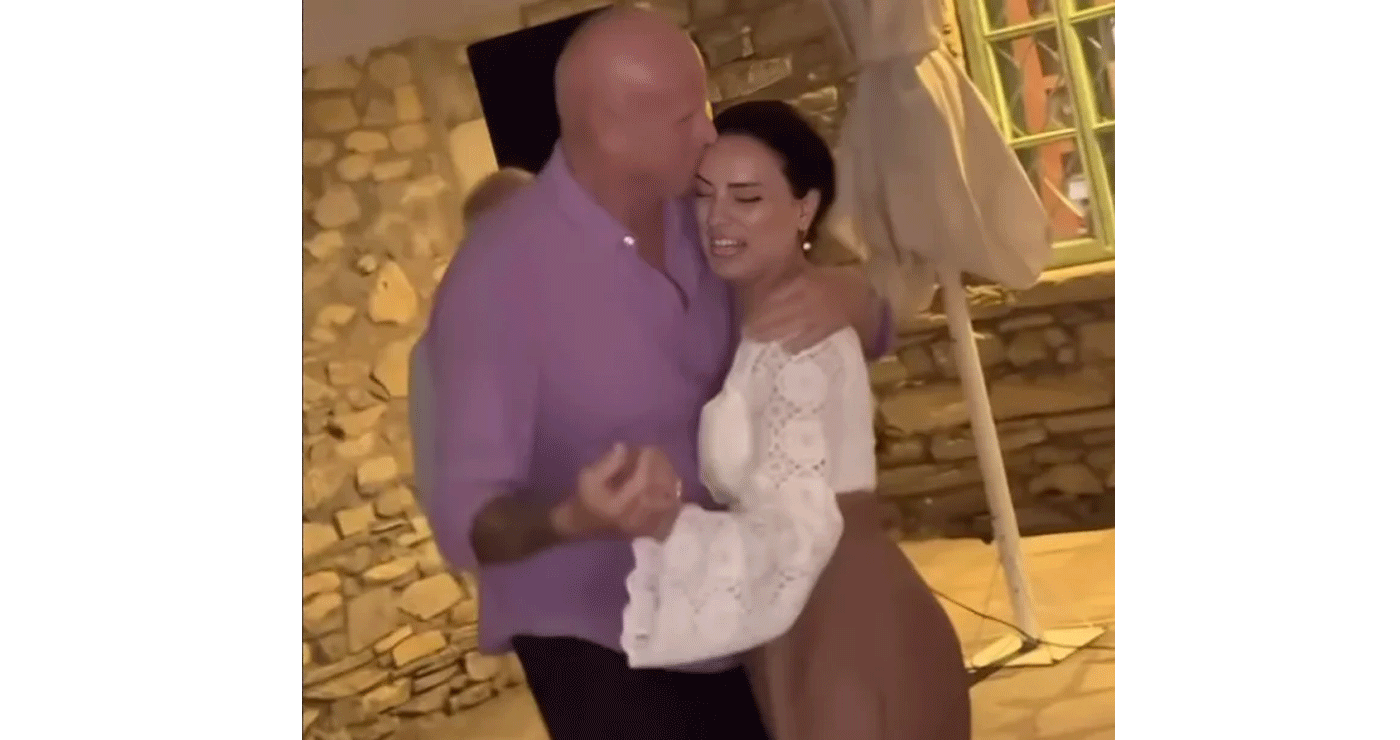 Κατέφθασαν στο Νυμφαίο ο Τζώνη Καλημέρης και η Ελπίδα Ιακωβίδου – Έκαναν pre-cocktail πάρτι (Φωτογραφίες)