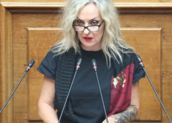 Τζώρτζια Κεφαλά: Η βουλευτής της Πλεύσης Ελευθερίας τραγούδησε από το βήμα της Βουλής την “Κιβωτό” (Βίντεο)