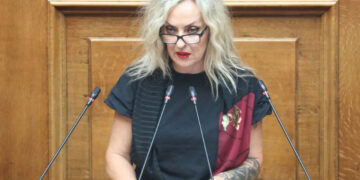 Τζώρτζια Κεφαλά: Η βουλευτής της Πλεύσης Ελευθερίας τραγούδησε από το βήμα της Βουλής την “Κιβωτό” (Βίντεο)