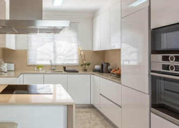 Έξυπνες λύσεις για την ανακαίνιση της κουζίνας και του σαλονιού