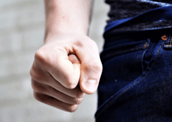 Άγριο ξύλο και τραυματίες στην Αιανή – Σε αναστάτωση η τοπική κοινωνία