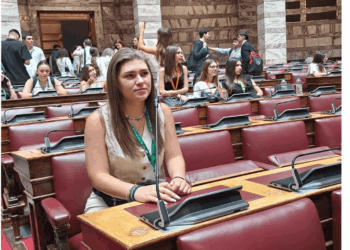 Συγκίνησε η μαθήτρια από τον Λαιμό Πρεσπών στη Βουλή: Στη θέση της θα ήταν ο αγαπημένος της φίλος Κων/νος Σάββας που έφυγε από τη ζωή