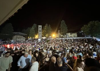 Ακόμα χορεύει στην πλατεία του Λιβαδερού η νέα γενιά- Ο κακός χαμός με Καψάλη- Τσίκο(video)
