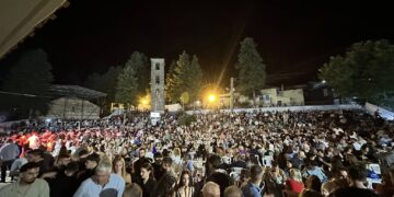 Ακόμα χορεύει στην πλατεία του Λιβαδερού η νέα γενιά- Ο κακός χαμός με Καψάλη- Τσίκο(video)