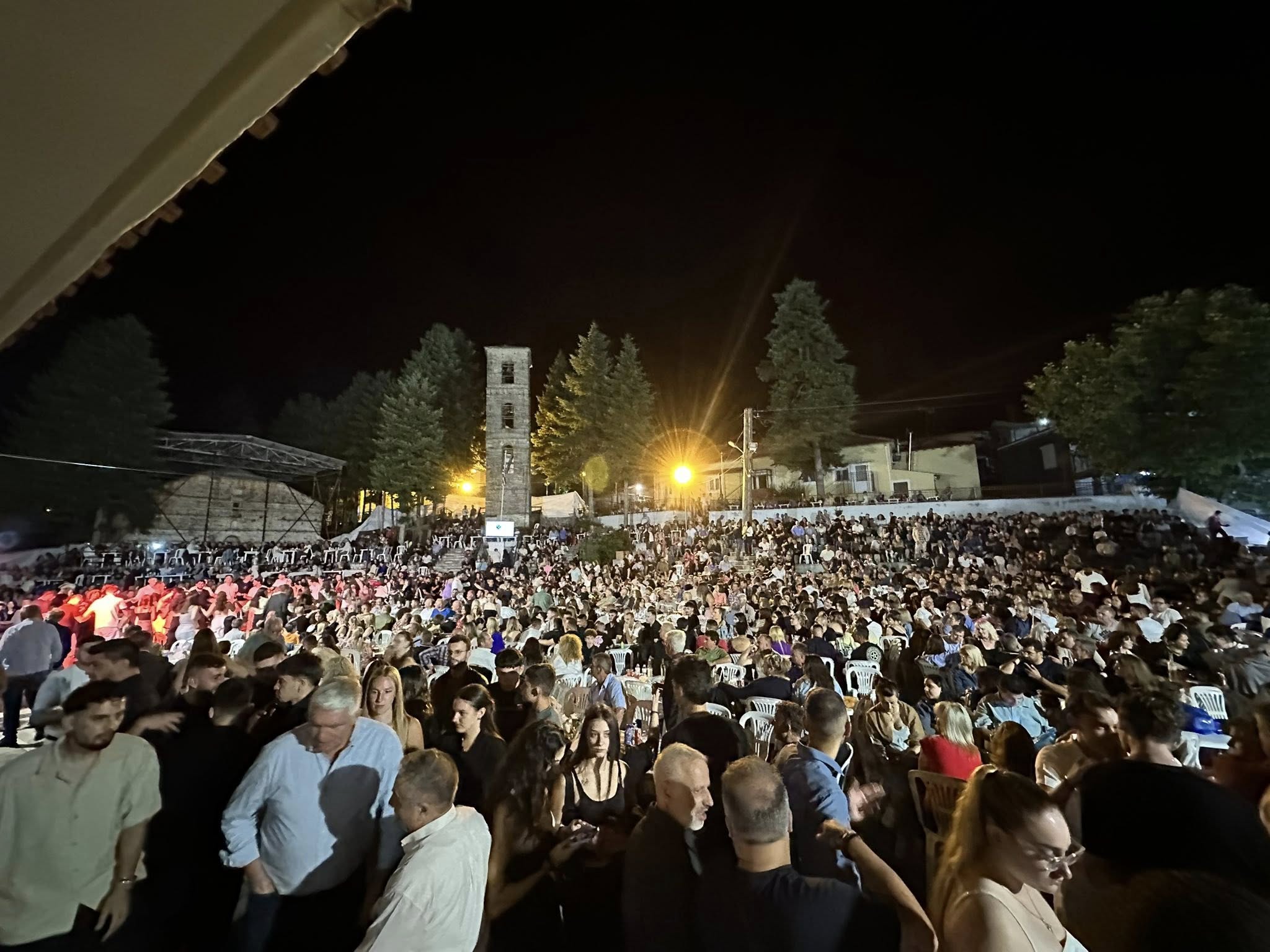 Ακόμα χορεύει στην πλατεία του Λιβαδερού η νέα γενιά- Ο κακός χαμός με Καψάλη- Τσίκο(video)