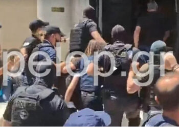 «Φόνισσα!» – Υπό δρακόντεια μέτρα και αποδοκιμασίες η απολογία της Μουρτζούκου στην Πάτρα (video)