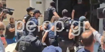 «Φόνισσα!» – Υπό δρακόντεια μέτρα και αποδοκιμασίες η απολογία της Μουρτζούκου στην Πάτρα (video)