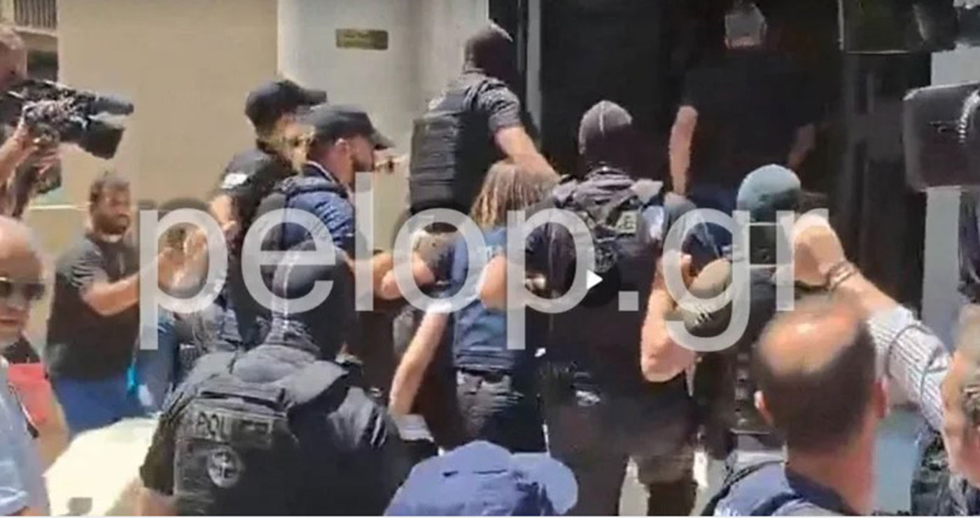 «Φόνισσα!» – Υπό δρακόντεια μέτρα και αποδοκιμασίες η απολογία της Μουρτζούκου στην Πάτρα (video)