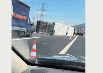 Παραμένει καταμεσής του δρόμου η πεσμένη νταλίκα στο Δρέπανο (Βίντεο)