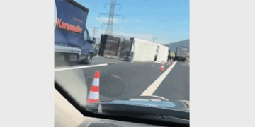 Παραμένει καταμεσής του δρόμου η πεσμένη νταλίκα στο Δρέπανο (Βίντεο)