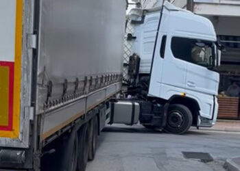 Νταλίκα με Τούρκο οδηγό “εγκλωβίστηκε” στο κέντρο της Πτολεμαΐδας (VIDEO)