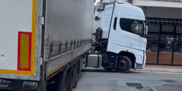 Νταλίκα με Τούρκο οδηγό “εγκλωβίστηκε” στο κέντρο της Πτολεμαΐδας (VIDEO)