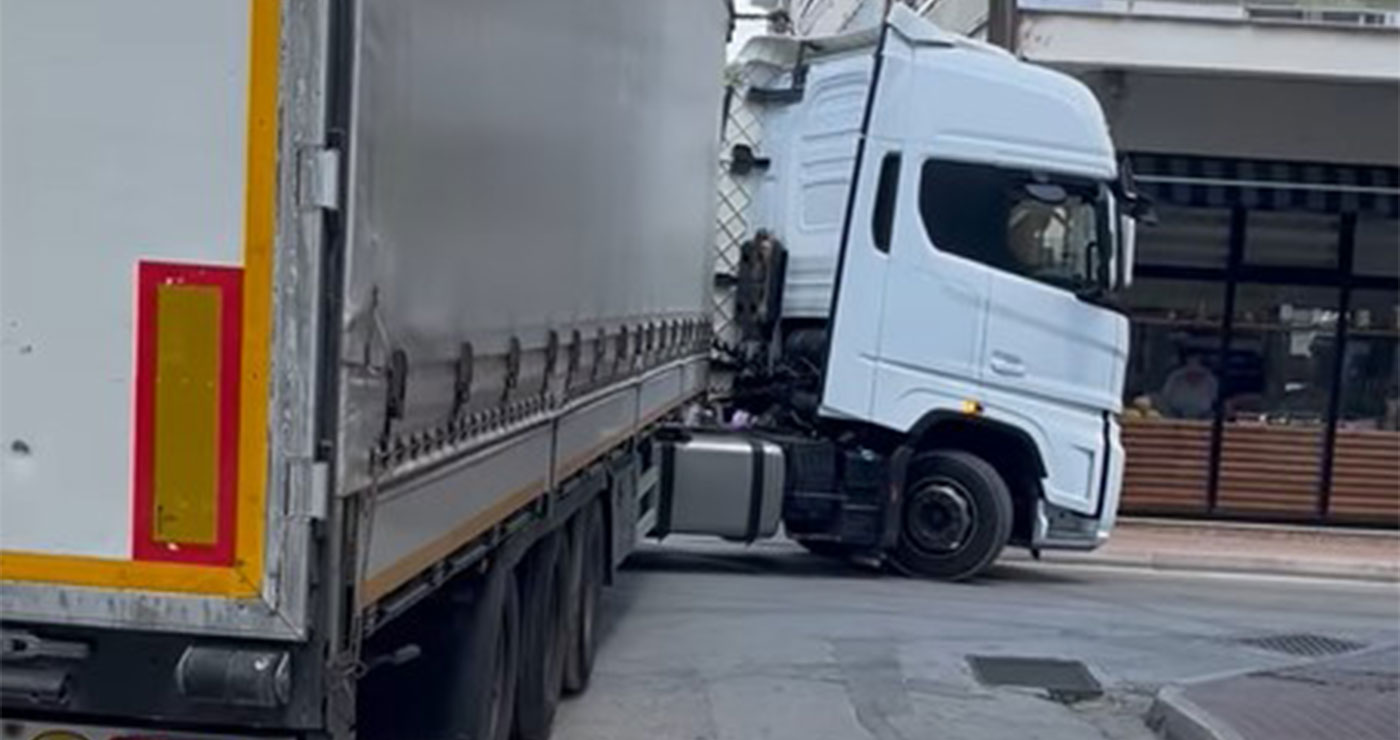 Νταλίκα με Τούρκο οδηγό “εγκλωβίστηκε” στο κέντρο της Πτολεμαΐδας (VIDEO)