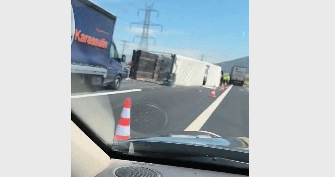 Παραμένει καταμεσής του δρόμου η πεσμένη νταλίκα στο Δρέπανο (Βίντεο)