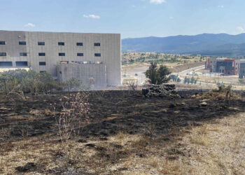Σοκαριστικές φωτογραφίες από τη φωτιά στη ΖΕΠ Κοζάνης – Εφτασε μέσα στο οικόπεδο της Πανεπιστημιούπολης