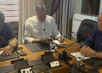 Η ΠΕΔ αξιολογεί τη συνάντηση στο Μαξίμου- Στο τραπέζι πρόταση για παραίτηση των Δημάρχων και των ΔΣ