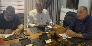 Η ΠΕΔ αξιολογεί τη συνάντηση στο Μαξίμου- Στο τραπέζι πρόταση για παραίτηση των Δημάρχων και των ΔΣ