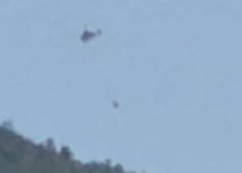 Ρίψεις νερού από αέρος κάνουν πυροσβεστικά αεροσκάφη για τη φωτιά στα Λιβερά