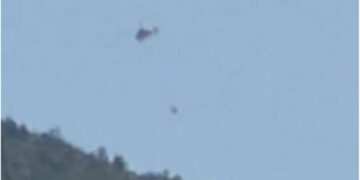 Ρίψεις νερού από αέρος κάνουν πυροσβεστικά αεροσκάφη για τη φωτιά στα Λιβερά