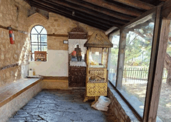 Σιάτιστα: Έκλεβαν το παγκάρι με πατέντα συλλογής των χρημάτων!!! (Φωτογραφίες)