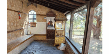 Σιάτιστα: Έκλεβαν το παγκάρι με πατέντα συλλογής των χρημάτων!!! (Φωτογραφίες)