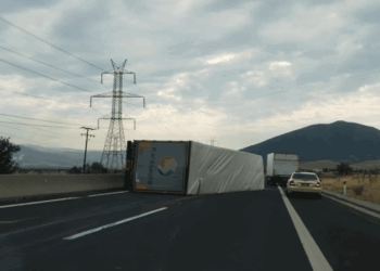 Τροχαίο ατύχημα με ανατροπή νταλίκας στην Εγνατία Οδό κοντά στο ύψος της Γαλάνης Κοζάνης