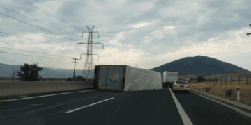 Τροχαίο ατύχημα με ανατροπή νταλίκας στην Εγνατία Οδό κοντά στο ύψος της Γαλάνης Κοζάνης