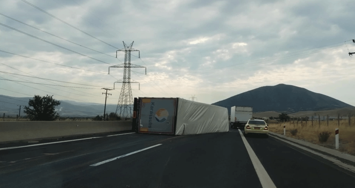 Τροχαίο ατύχημα με ανατροπή νταλίκας στην Εγνατία Οδό κοντά στο ύψος της Γαλάνης Κοζάνης