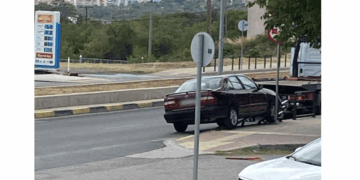 Κοζάνη: Οδηγός Ι.Χ. «καβάλησε» πεζοδρόμιο και κάγκελα