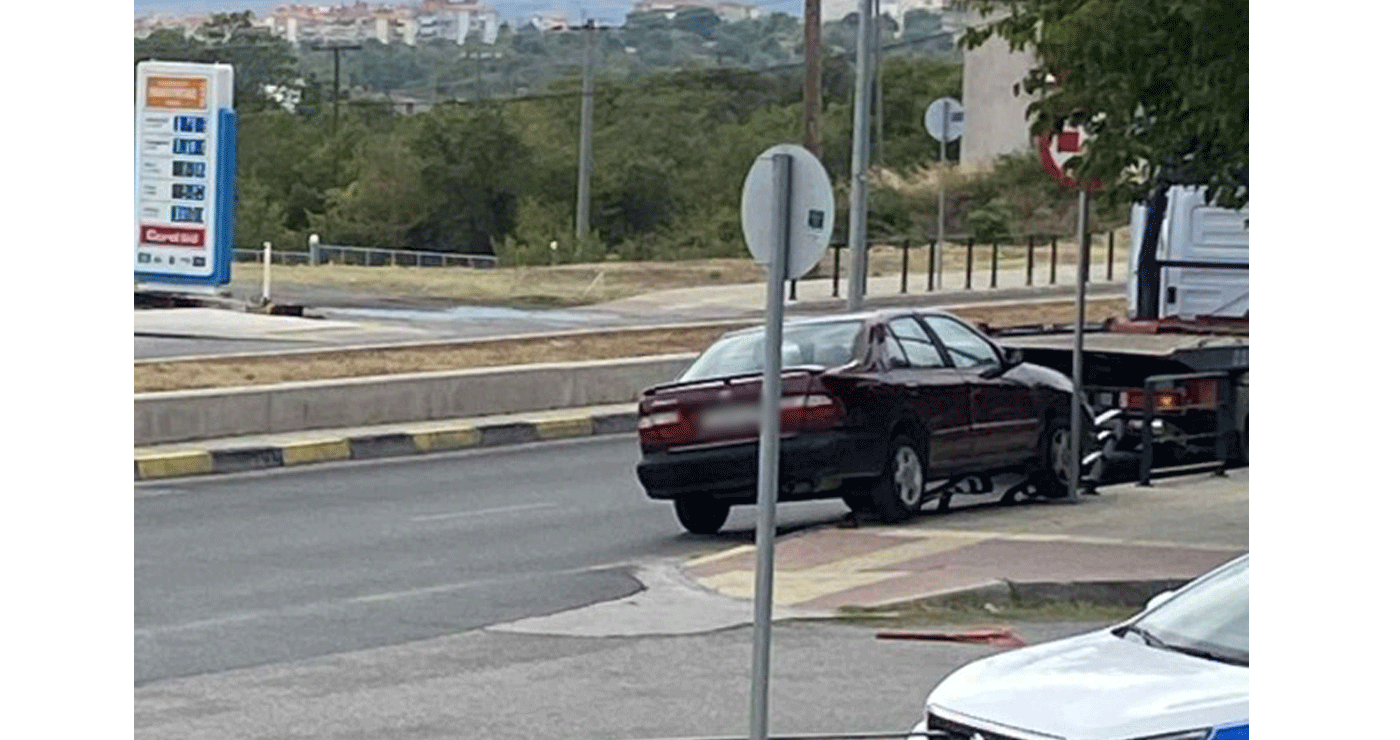 Κοζάνη: Οδηγός Ι.Χ. «καβάλησε» πεζοδρόμιο και κάγκελα