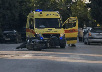 Πτολεμαΐδα: Σύγκρουση αυτοκινήτου με μηχανή στο δρόμο προς Νοσοκομείο